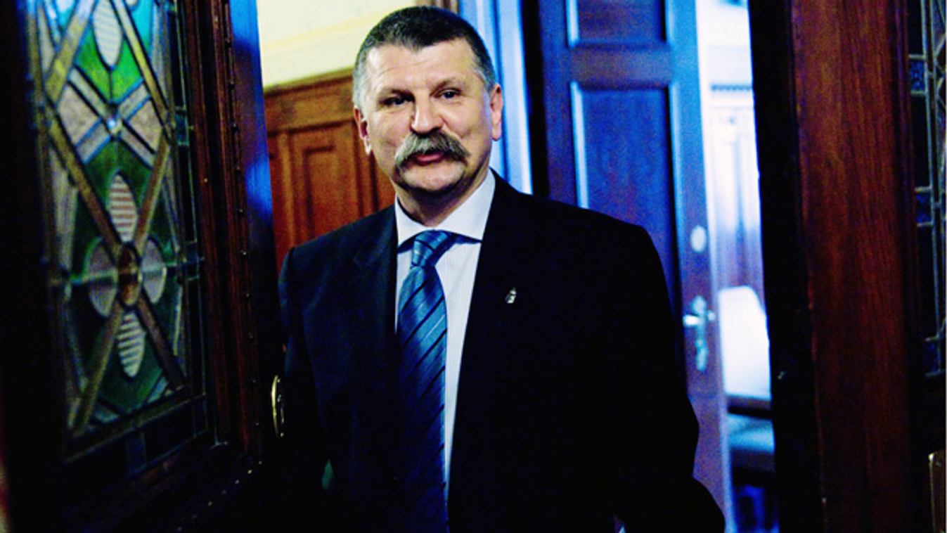 Kövér László házelnök, a Fidesz országos elnökségének tagja a párt elnökségi ülése után újságíróknak nyilatkozik irodája ajtajában, az Országházban