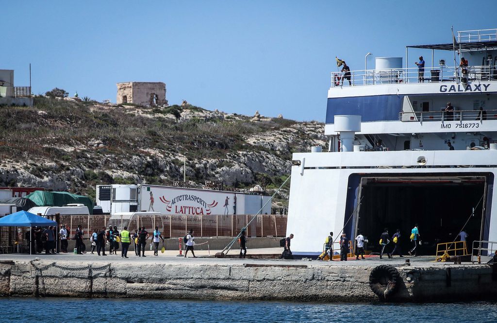 Illegális bevándorlók, túlzsúfolt, migráns, Lampedusa, Sziget, Földközi-tenger 