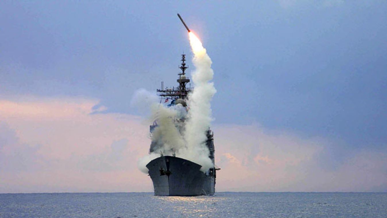 Egy amerikai hadihajó egy Tomahawk rakétát lő ki, szíriai háború arzenálja 