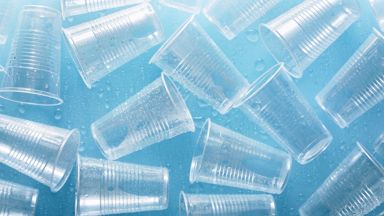 egyszerhasználatos eldobható műanyag pohár 