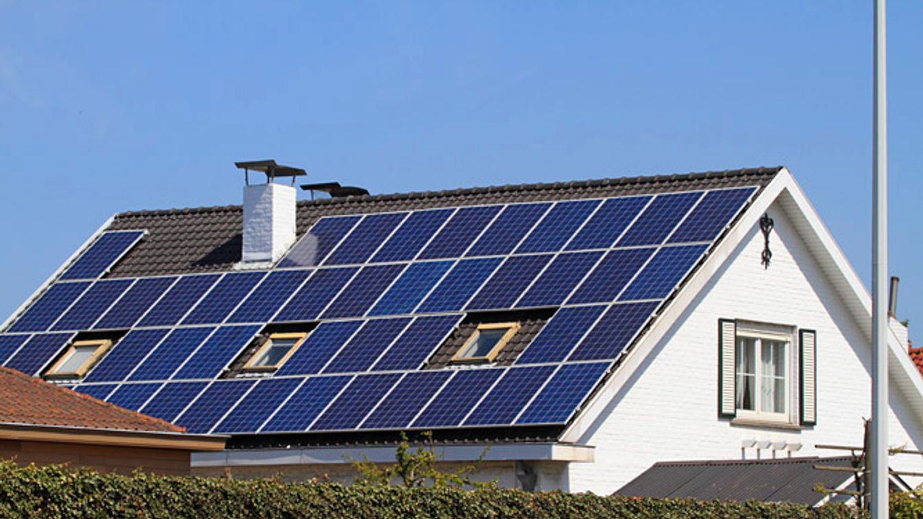 Napenergia, napelemek egy családi ház tetején Franciországban 