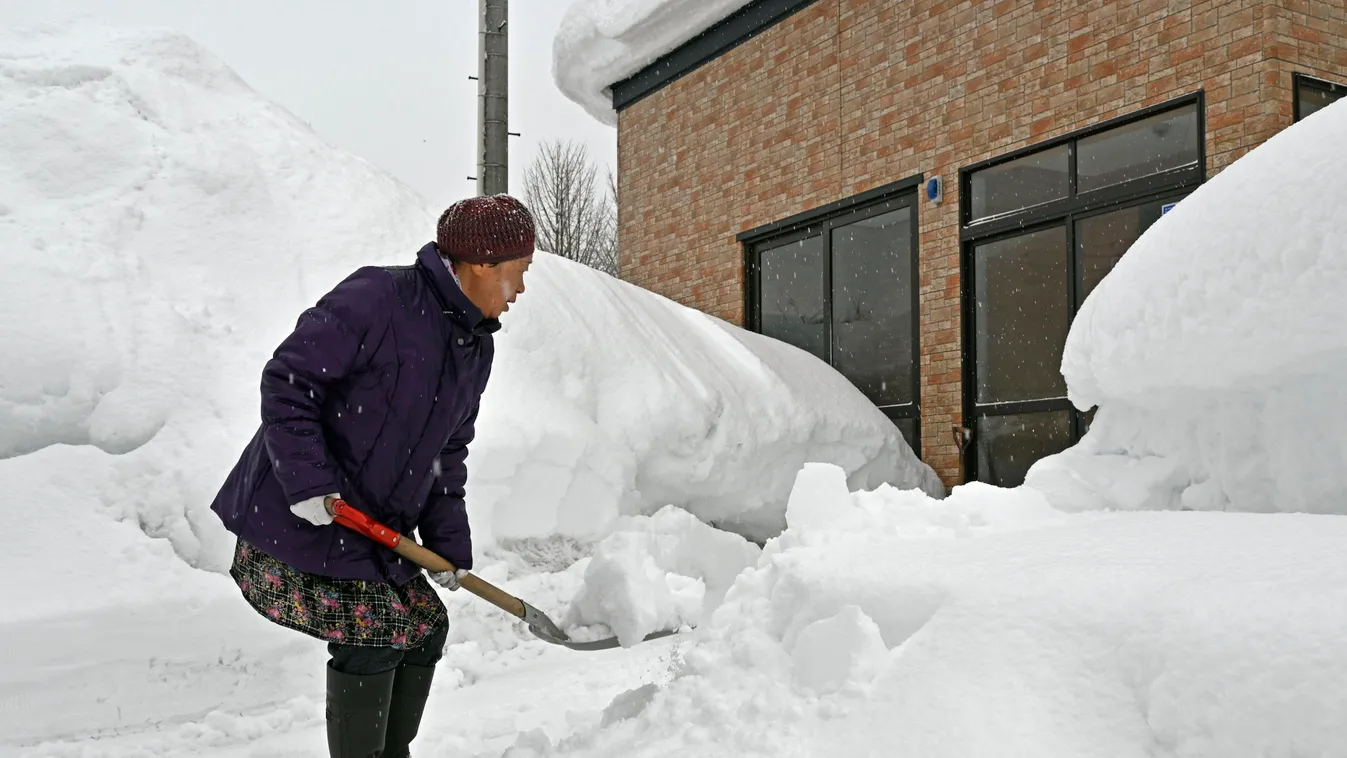 Japán hó, Jokote, 2021. január 9.
Havat takarít a háza lől egy nő az északkelet-japáni Jokotéban 2021. január 8-án. A nagy havazás áramkimaradásokat okozott Akita, Ivate és Niigata prefektúrákban.
MTI/AP/Kyodo News/Nisio Mana 