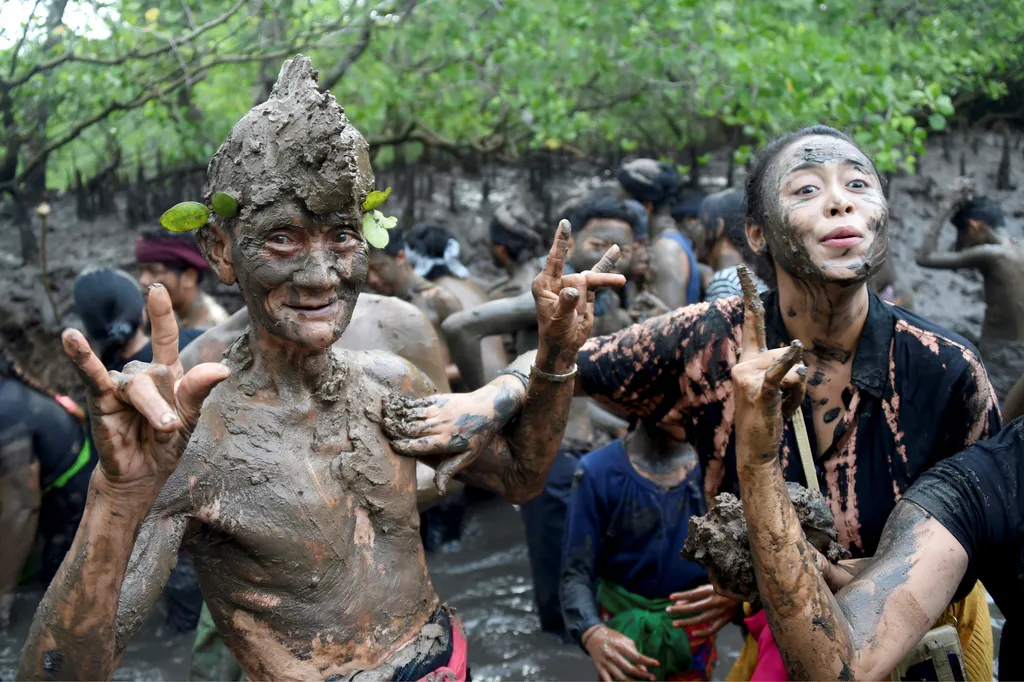Balinéz tradicionális sárfürdőzés 
 religion culture tradition Horizontal 