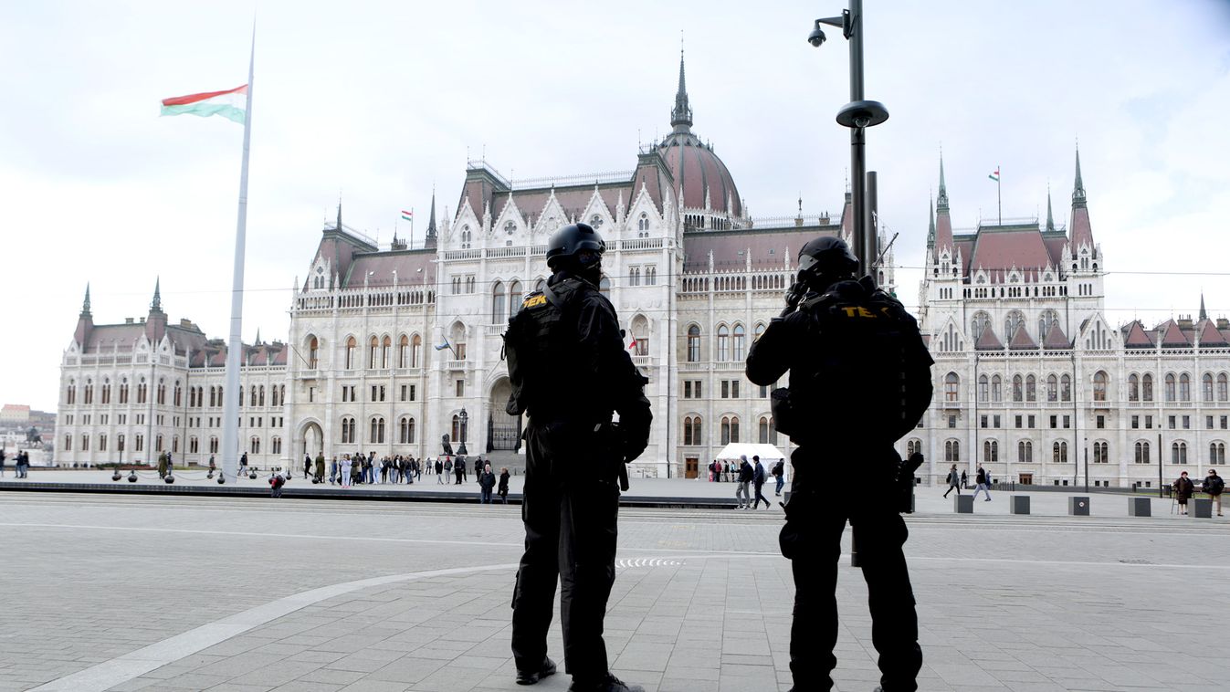 TEK rendőrök a Kossuth téren 2016 március 22-én Készenléti rendőrök a Kossuth téren 2016 március 22-én 