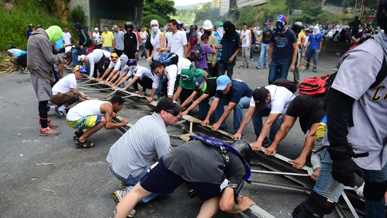 tiltakozás barikádok Caracas Venezuela 