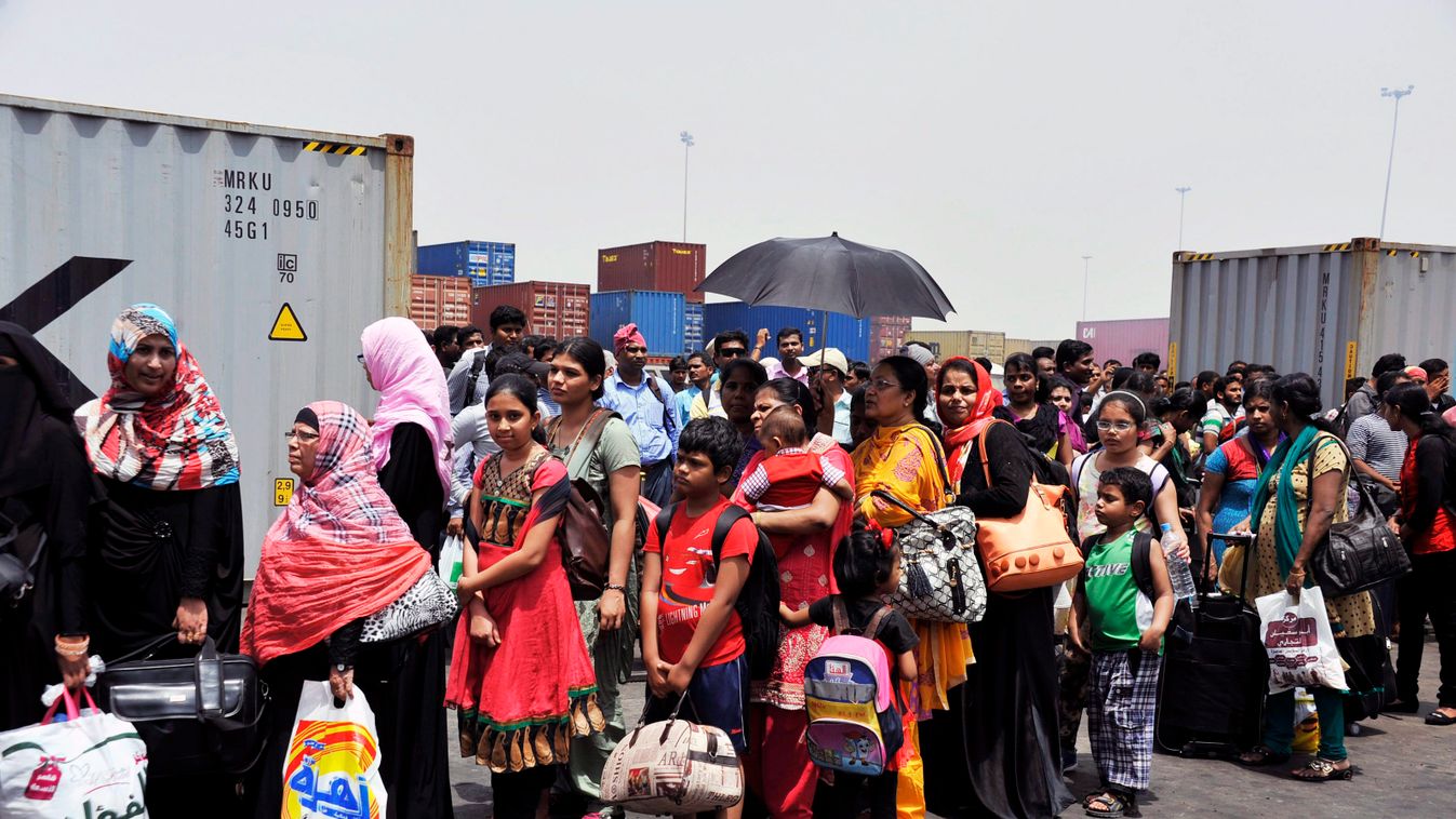 asszony gyermek HÉTKÖZNAPI konténer külföldi állampolgár SZEMÉLY evakuálás elhagyja az országot elutazik az országból HÉTKÖZNAPI konténer külföldi állampolgár SZEMÉLY evakuálás elhagyja az országot elutazik az országból Jemenben élő indiai állampolgárok h