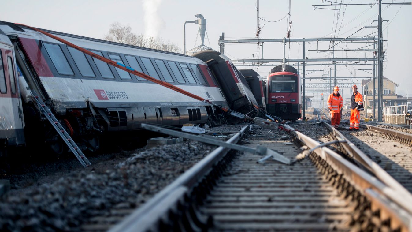 Rafz, 2015. február 20.
Vonatbaleset helyszíne a Zürichtől északra fekvő Rafz település vasútállomásán 2015. február 20-án, miután egy gyorsvonat beleütközött egy elővárosi vonatba. A balesetben öt utas megsebesült, köztük egy súlyosan. (MTI/EPA/Ennio Lea
