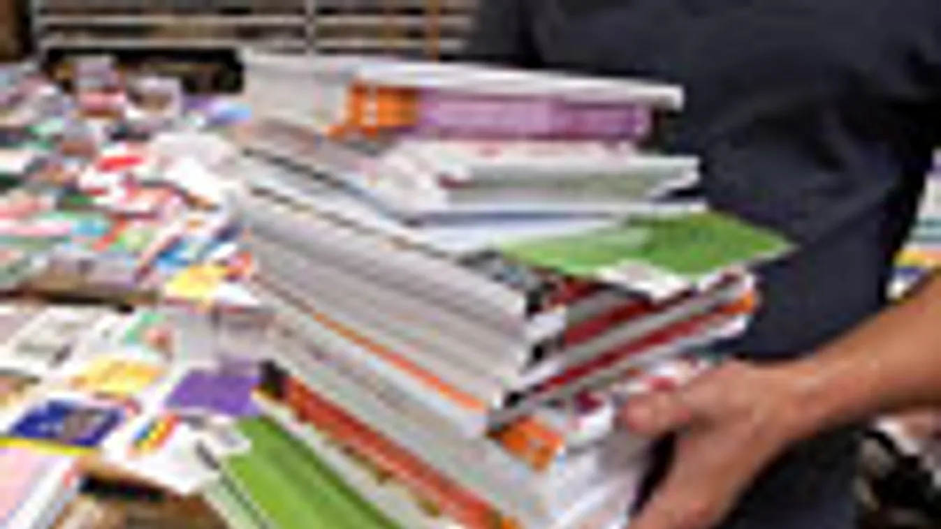 Tankönyveket csomagolnak a Nemzeti Tankönyvkiadó Zrt.  munkatársai