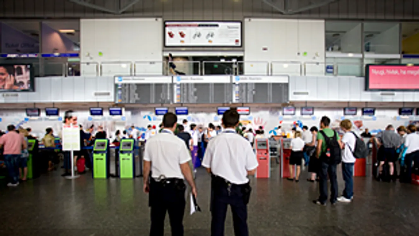 kiadatás, bűnözők külföldre menekülése, rendészek állnak Liszt Ferenc repülőtéren, Ferihegy