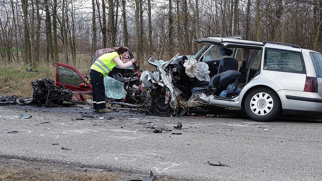 Három ember meghalt, ketten súlyosan megsérültek, amikor két autó ütközött frontálisan az 5402-es számú főúton március 15-én reggel. A baleset az 35-ös és 36-os kilométerszelvény között, Kiskunmajsa térségében történt. 