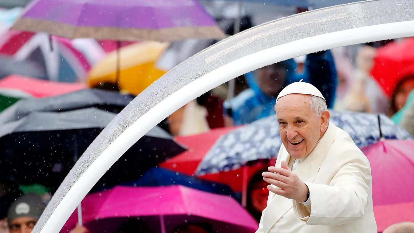 FERENC pápa Ferenc pápa az esőben várakozó hívőknek integet pápamobiljából heti általános audienciáján a vatikánvárosi Szent Péter téren. 