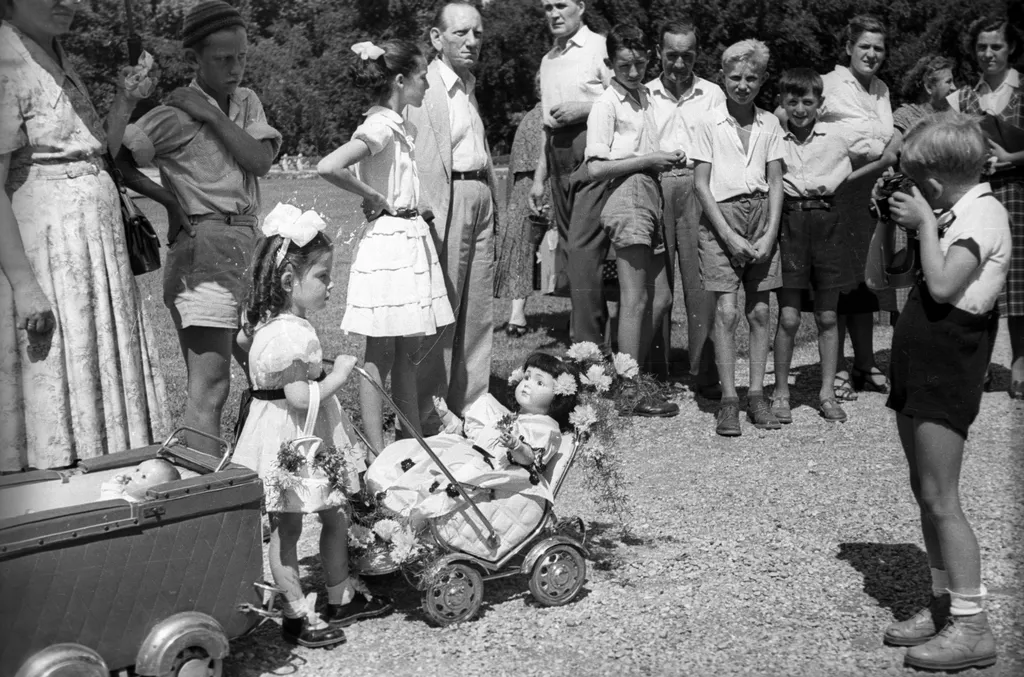 retro-vonal, Hétköznapi élet: használati tárgyak, háztartási eszközök
Magyarország
a fővárosi játékboltok játék-, baba- és gyermekkocsi-szépségversenye 1958. augusztus 18-án.
ÉV
1958 