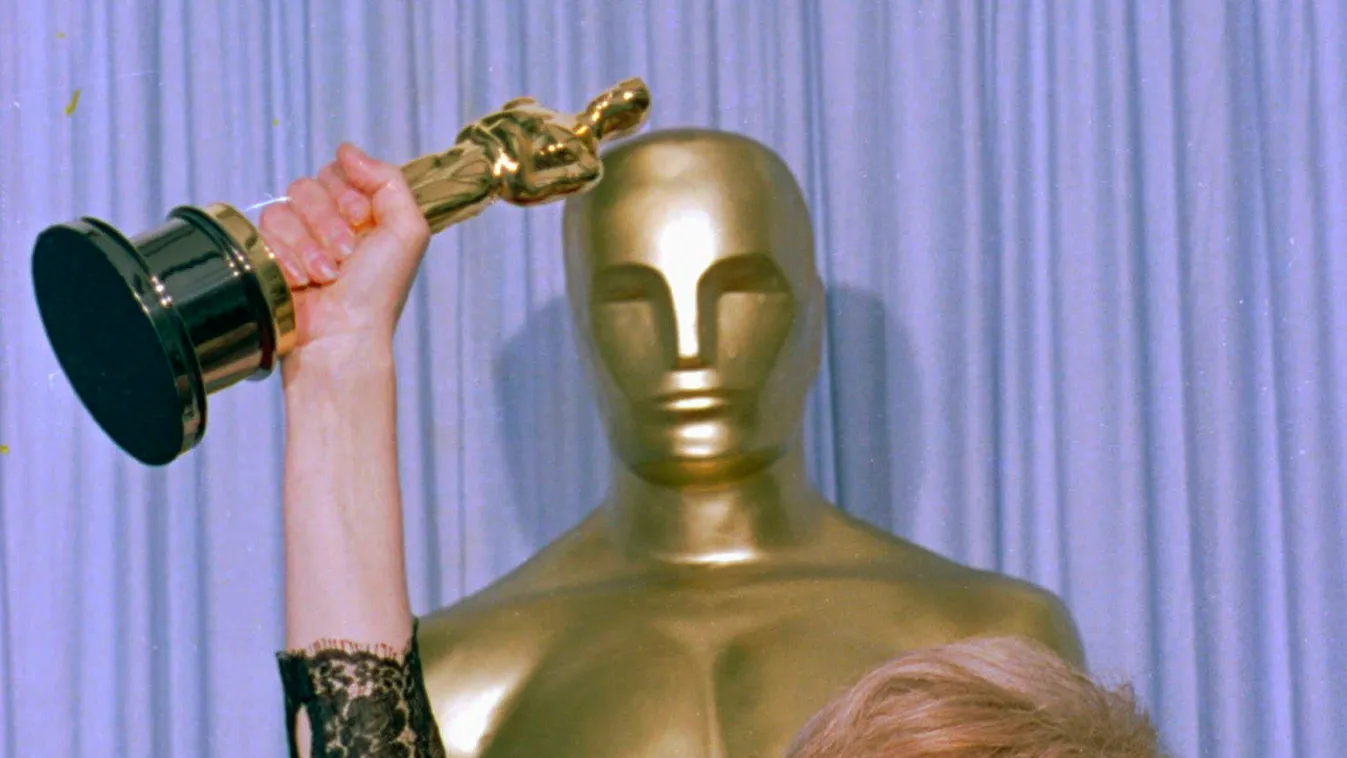 Los Angeles, 2021. május 2.
1988. április 11-én készített kép a legjobb női mellékszereplő Oscar-díját átvevő Olympia Dukakis amerikai színésznőről, aki 2010. május 1-jén, 89 éves korában elhunyt. Az Oscart a Holdkórosok című filmben nyújtott alakításáért