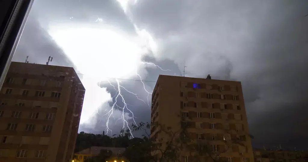 Éjszakai vihar, zápor, időjárás, felhőszakadás, zivatar a fővárosban, 2023.08.05., Budapest 