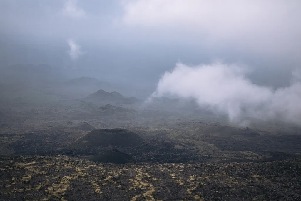 vulkán szakértők helikoptert szállítanak a Kongói Demokratikus Köztársaság kráterébe Horizontal GENERAL VIEW AERIAL VIEW VOLCANO VOLCANO ERUPTION 