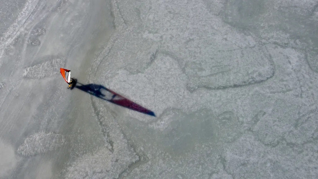 Szörf rajongók befagyott BAlti tengeri szakaszon jégszörföznek windsurfing Horizontal AERIAL VIEW 
