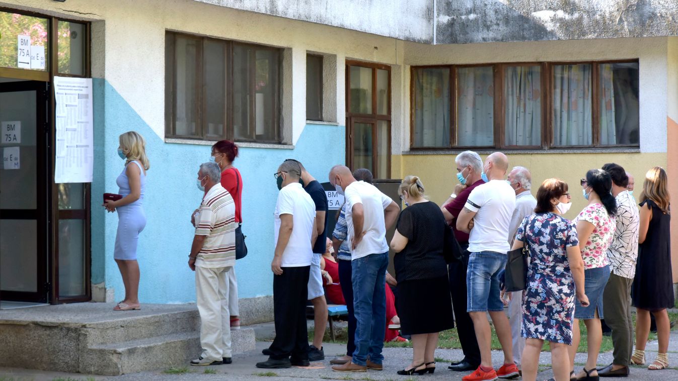 Podgorica, 2020. augusztus 30.
A koronavírus-járvány miatt védőmaszkot viselő emberek sorban állnak Podgorica egyik szavazóhelyisége előtt, mielőtt leadják voksukat a parlamenti választásokon 2020. augusztus 30-án. A valamivel több mint 540 ezer szavazásr