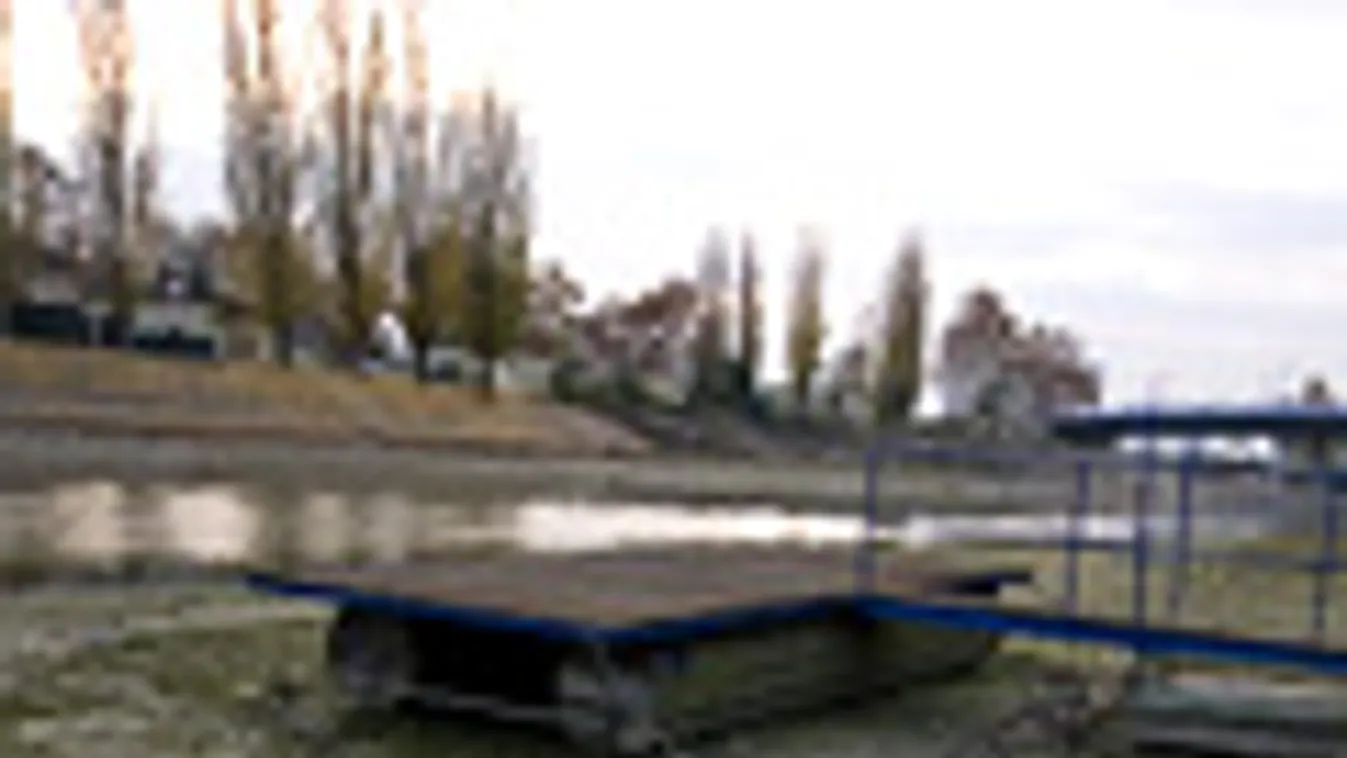 Duna, alacsony vízállás, Szárazra került egy stég az alacsony vízállás miatt Győrnél