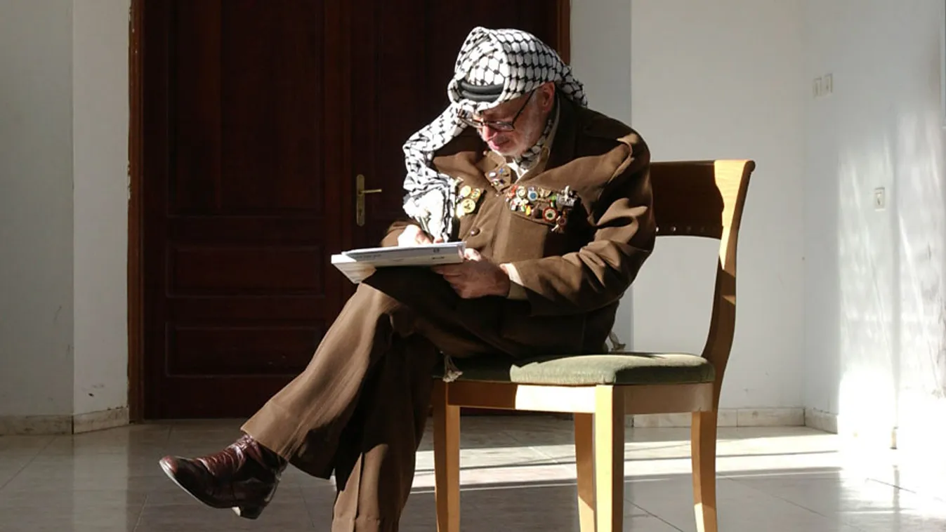 Jasszer Arafatot polóniummal mérgezhették meg, Arafat ramallah-i irodája előtt 2004-ben