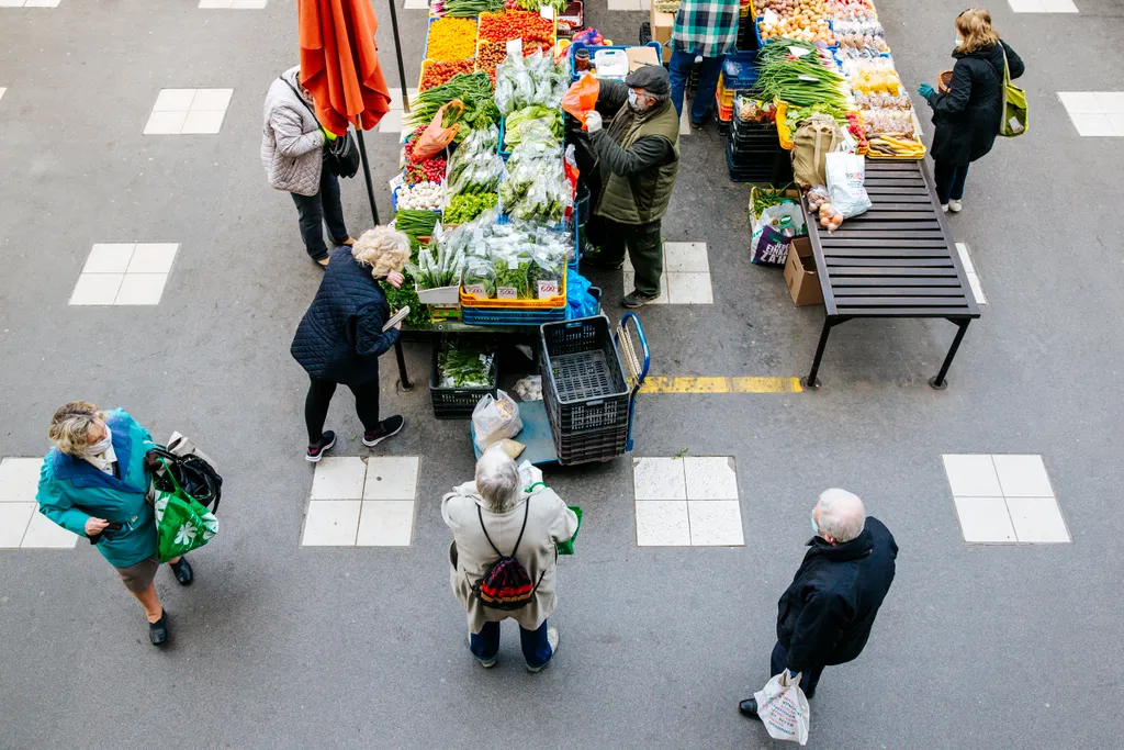 koronavírus illusztráció Korona vírus illusztráció a Fény utcai piacon bevásárlás élelmiszer piac nyugdíjas öreg idős maszk 