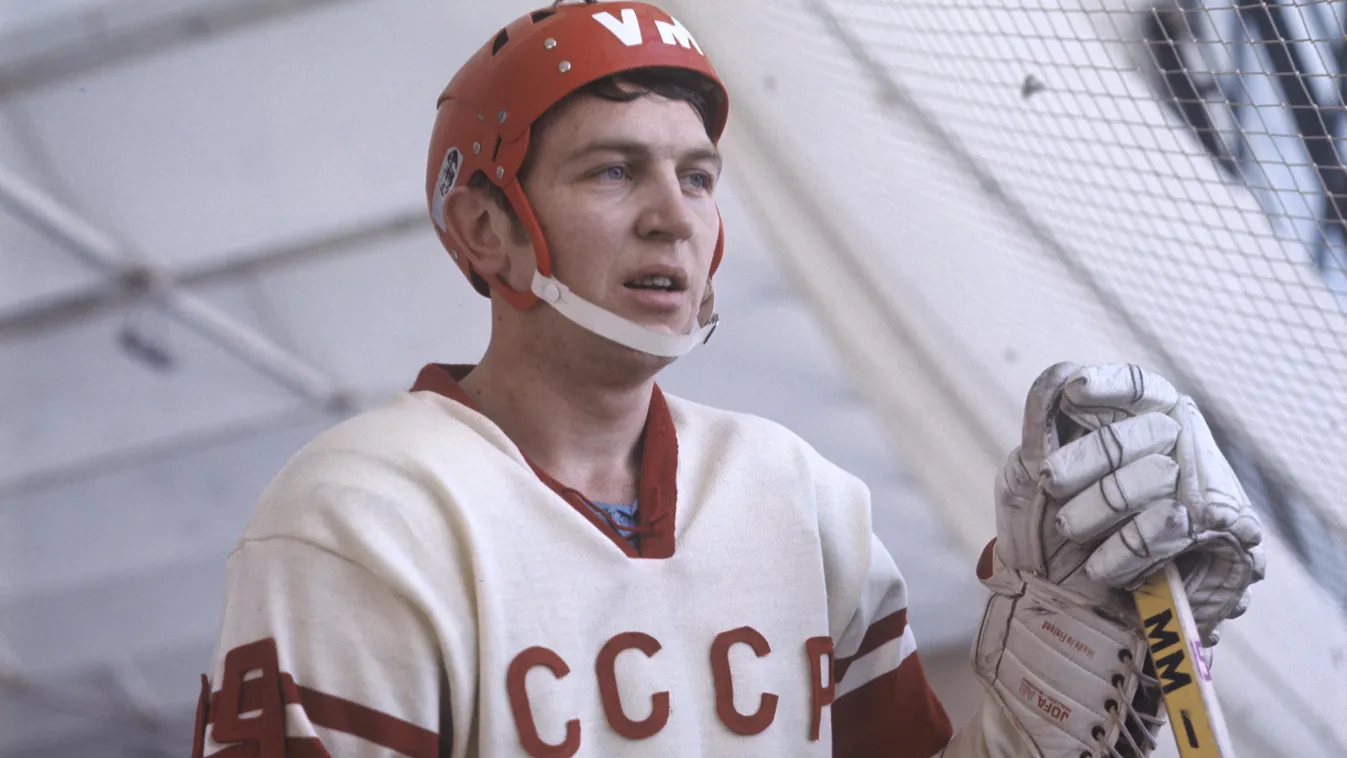 Forward Vladimir Shadrin helmet athlete stick cuffs hockey player Russian Soviet Federative Socialist Republic Square HORIZONTAL, Vlagyimir Sadrin 