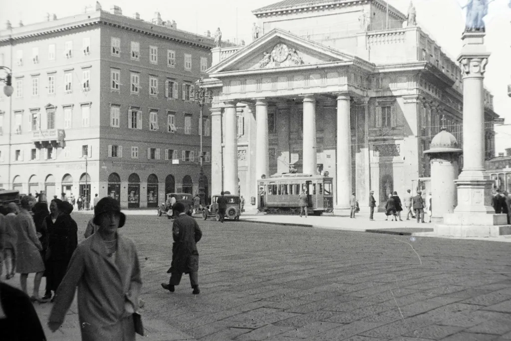 Illy Ferenc cikk képei
LEÍRÁS
Olaszország,
Trieszt
Piazza della Borsa, jobbra a Tözsdepalota (Palazzo della Borsa).
ÉV
1929 