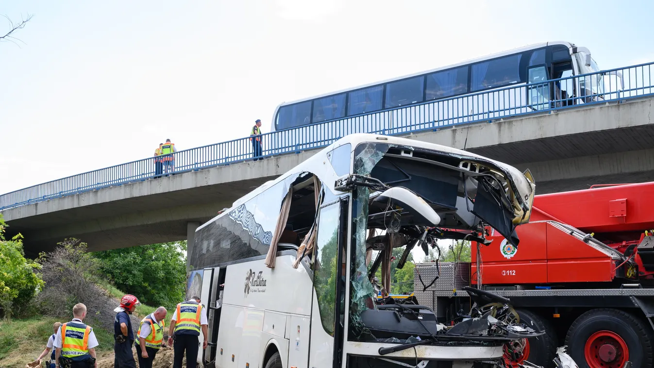 busz, baleset, M7, autópálya, sérült, halott, Felborult egy busz az M7-esen, nyolc ember meghalt, autóbusz az M7-es autópálya Szabadbattyán A buszon Horvátországban nyaraló magyar turisták utaztak. 