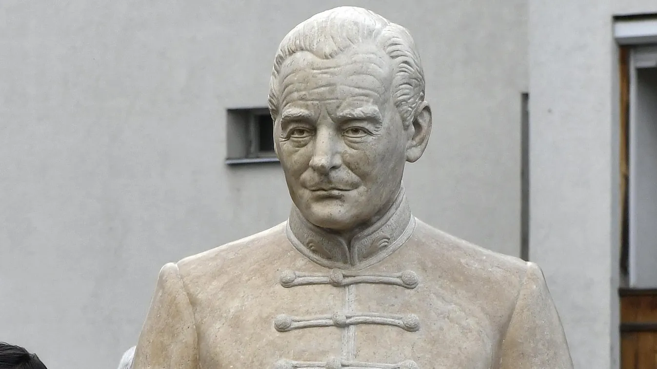 WASS Albert szobor Aszódon 