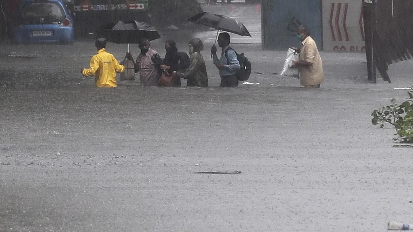 indiai áradás Mumbai, 2020. július 15.
Szakadó esőben gyalogolnak emberek egy árvízben álló utcán Mumbaiban 2020. július 15-én. Az esős évszak általában június és szeptember között okoz áradásokat a dél-ázsiai országban.
MTI/AP/Rafik Makbúl 