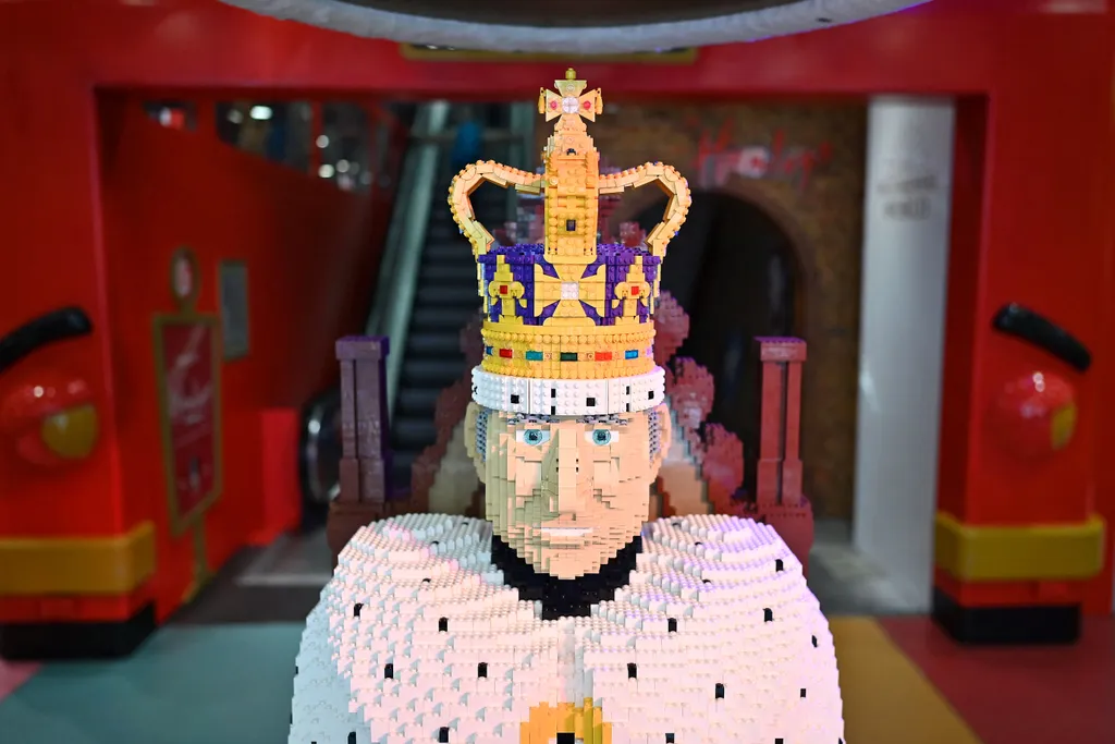 royals toys TOPSHOTS Horizontal OFFBEAT III. Károly brit király, Brit koronázásra készülődés, Király, angol, Charles,  Károly angol király, 