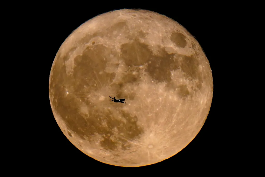 szuperhold, hold,   Milwaukee, 2022. július 14.
Repülőgép halad el a Hold előtt telihold idején, 2022. július 13-án a wisconsini Milwaukee felett.
MTI/AP/Morry Gash 