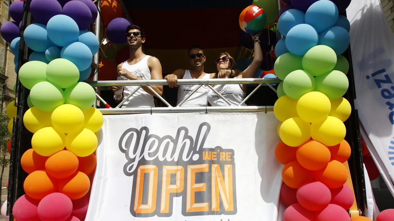 Résztvevők egy kamionon a 19. Budapest Pride, a leszbikus, meleg, biszexuális, transznemű és queer (LMBTQ) közösség fesztiváljának felvonulása előtt Budapesten, az Alkotmány utcában 2014. július 5-én.
MTI Fotó: Szigetváry Zsolt 