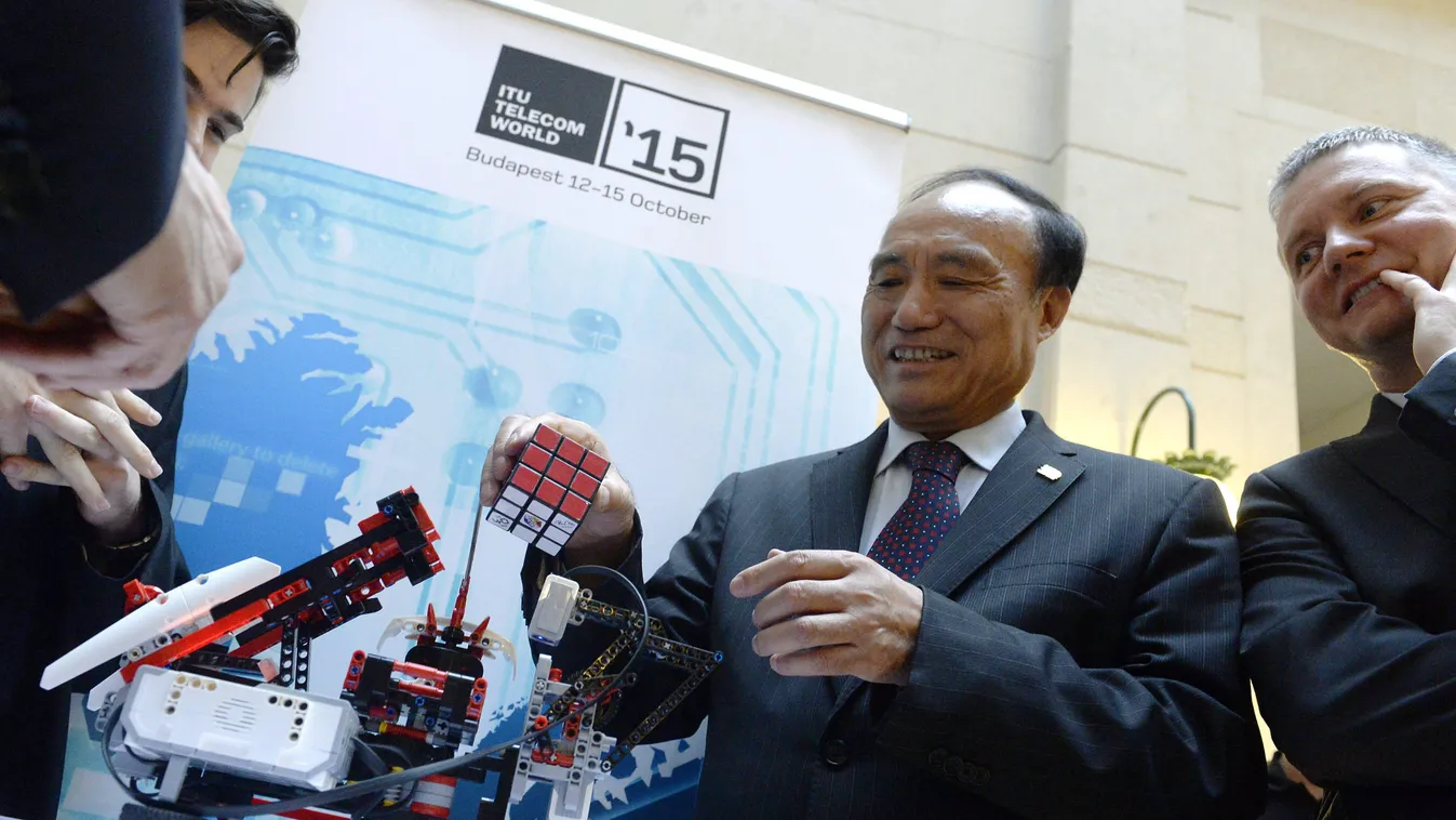 Kara Ákos; Houlin Csao államtitkár Közéleti személyiség foglalkozása Lego-automata politikus robot Rubik kocka Rubik-kocka SZEMÉLY 