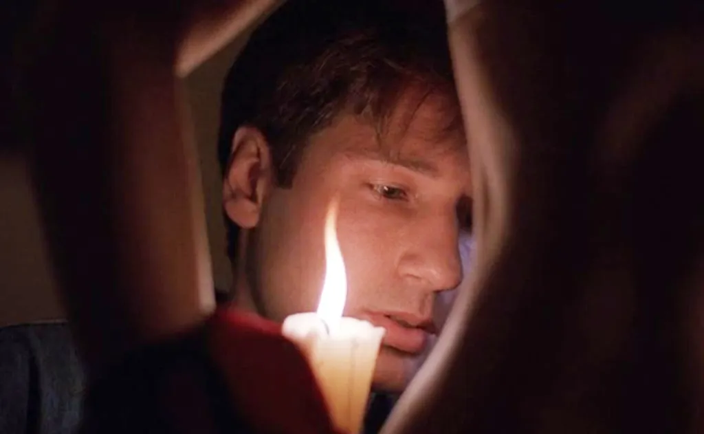 Mulder mindent precízen megvizsgál 