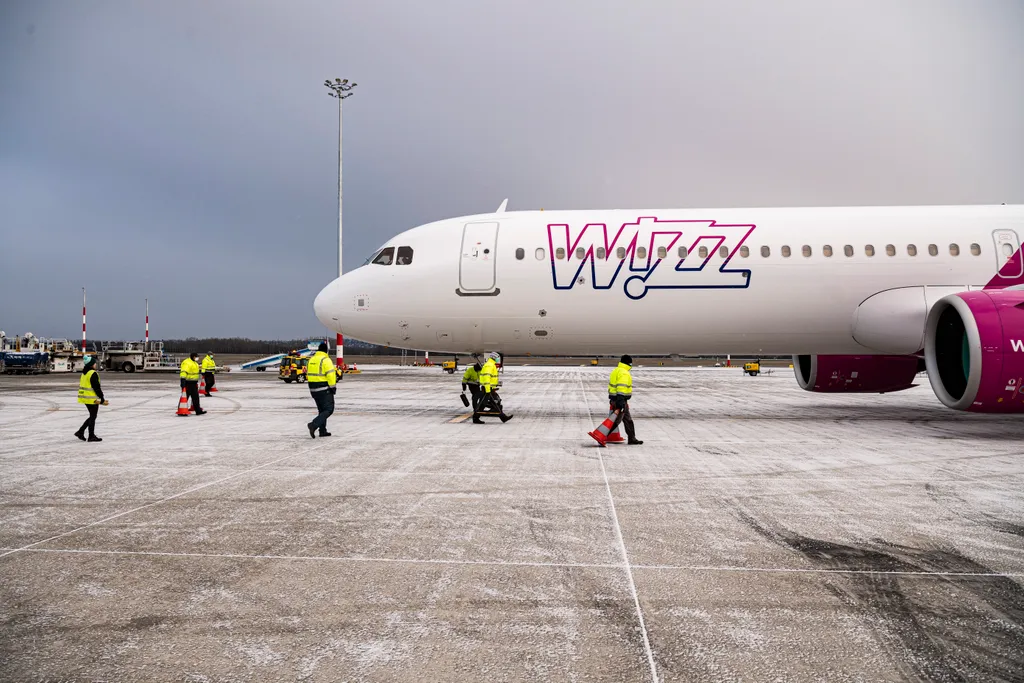 Budapest, 2020. március 23.
A Wizz Air Sanghajból érkezett repülőgépe, fedélzetén orvosi védőeszközökkel a Liszt Ferenc-repülőtérre 2020. március 23-án. A gép 30 ezer védőruhát és 82 ezer védőmaszkot hozott.
MTI/Szigetváry Zsolt 