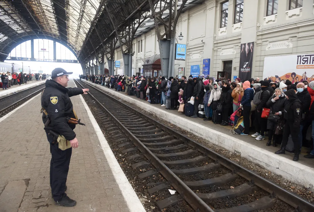 Ukrán válság 2022, ukrán, orosz, háború, Ukrajna, Lviv, vonat, vasútállomás, Lengyelország, menekültek 
