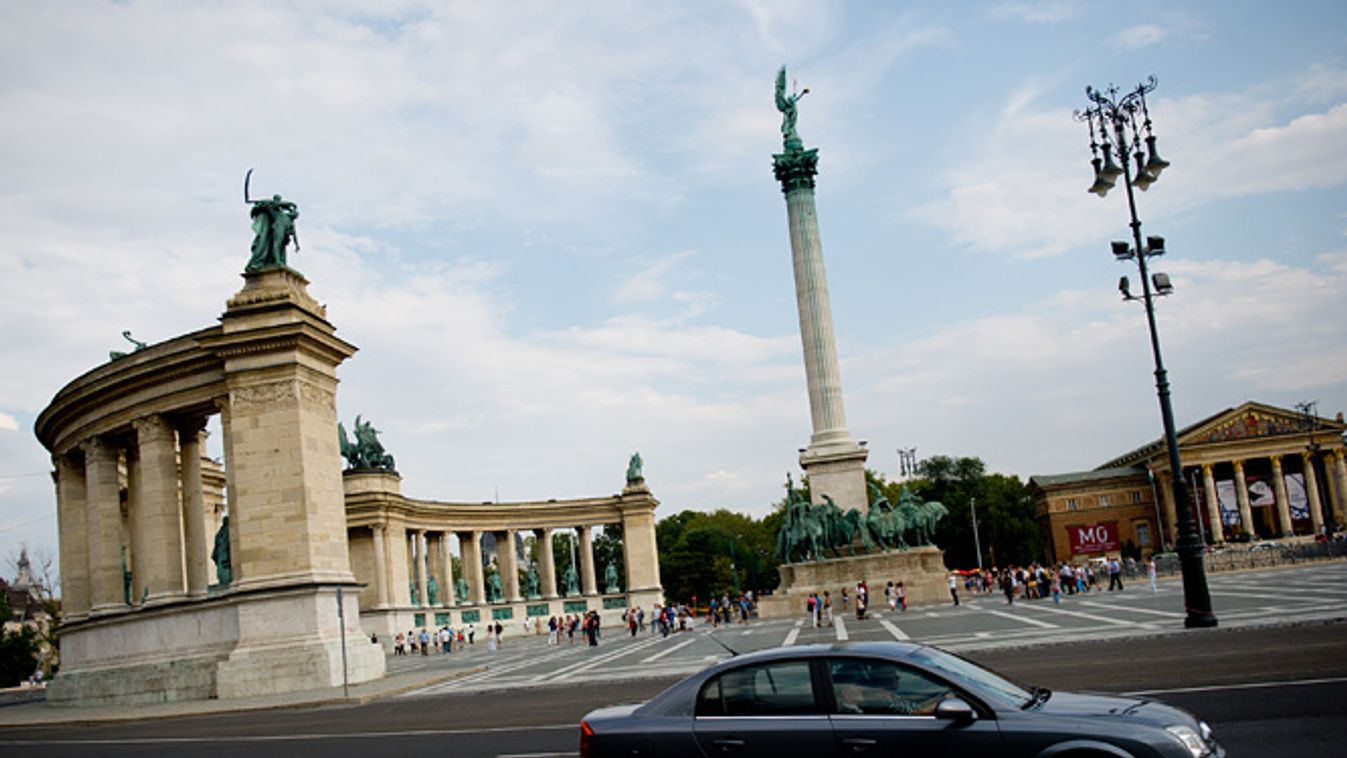 A budapesti hősök tere, a milleneumi emlékművel, történelmi hitelek 