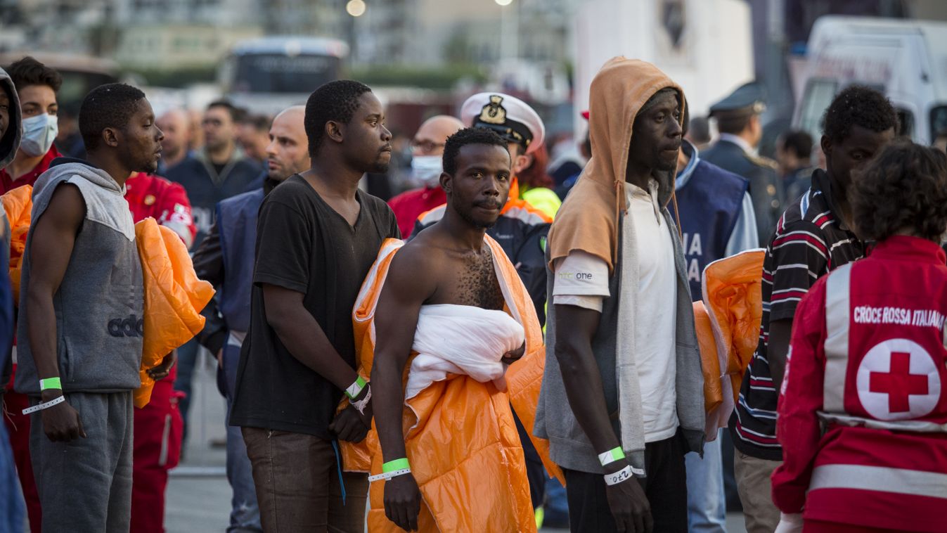 Italy: At least 890 migrants and refugees arrive in Palermo SQUARE FORMAT 
