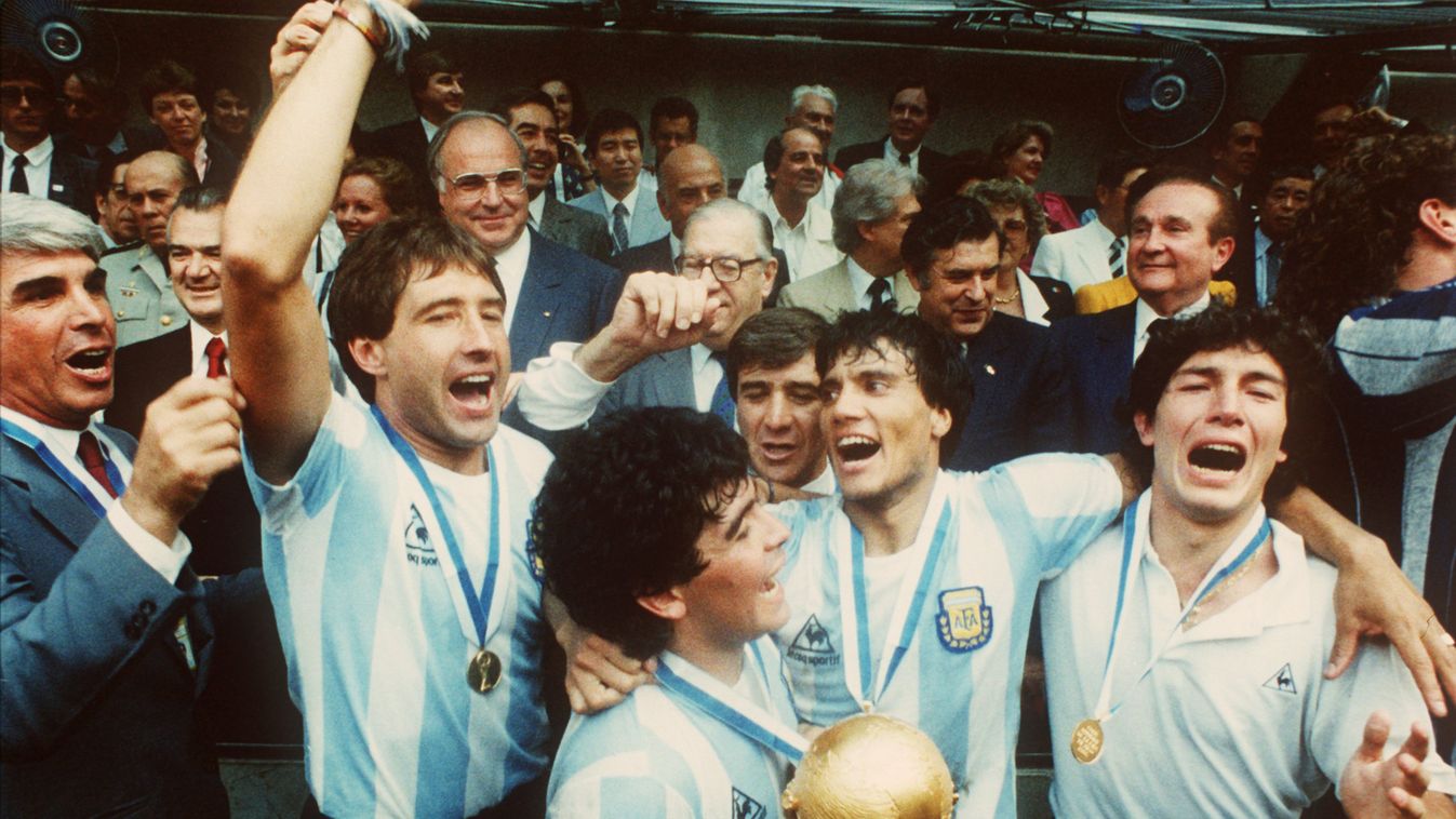 Soccer World Cup 1986: Diego Maradona with the World Cup .Finale .Fußball .Personen .Sport .WM .Weltmeisterschaft_1986 .endspiel Cup Deutschland-Argentinien People Pokal SPO SPORT Trophäe WM-Pokal feiern jubeln lachen LAUGHING soccer HORIZONTAL 