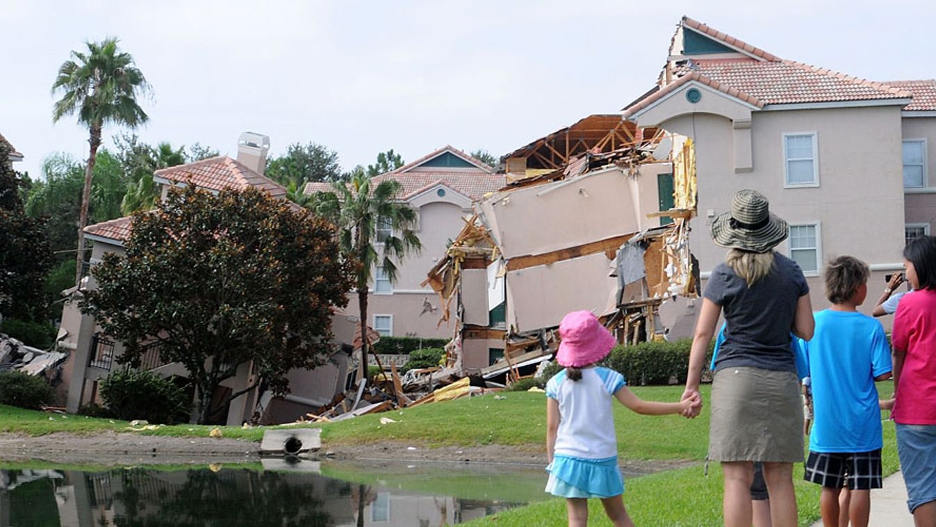 összeomlott épület a floridai clermontban, miután a ház alatt megnyílt egy  víznyelő 