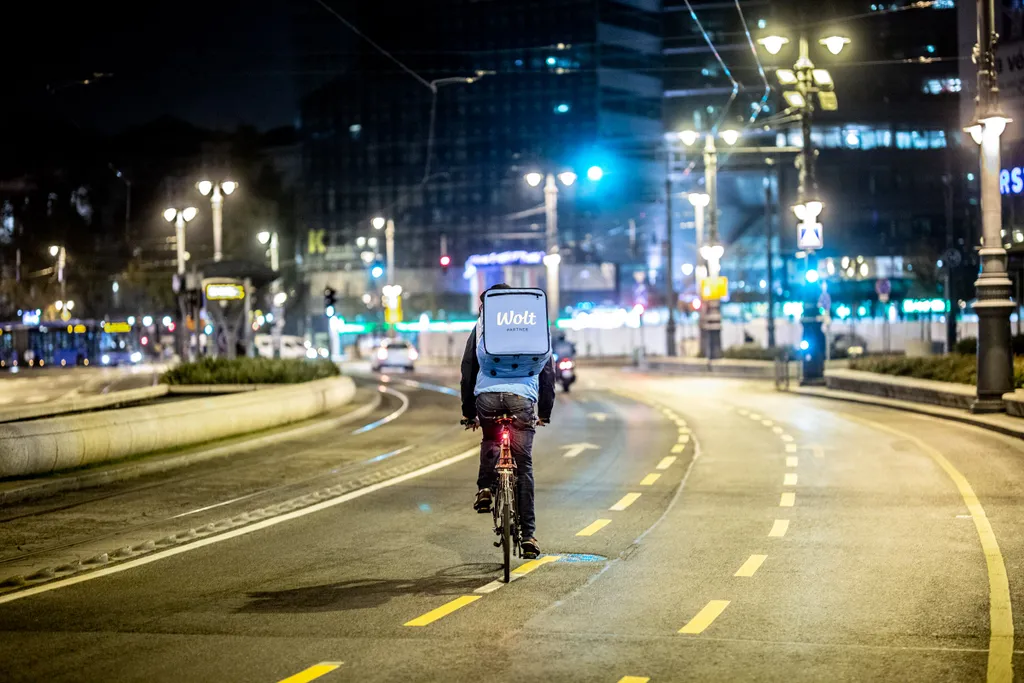 koronavírus, kijárási tilalom, kijárási, korlátozás, Budapest, este, biciklis futár 