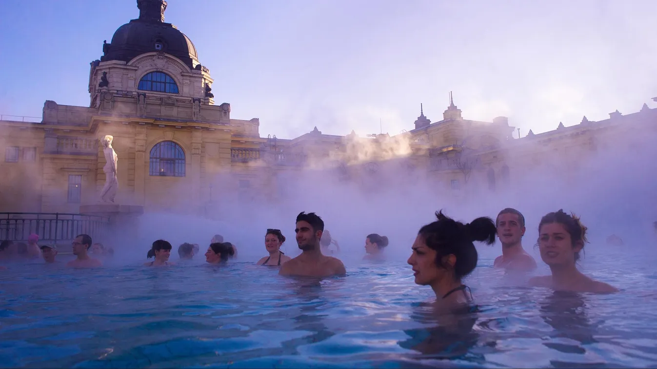 Fürdőzők a Széchenyi gyógyfürdő szabadtéri termálmedencéjében 2017. január 7-én
Mínusz húsz fokban lubickolnak a Széchenyi fürdő vendégei a vízben 