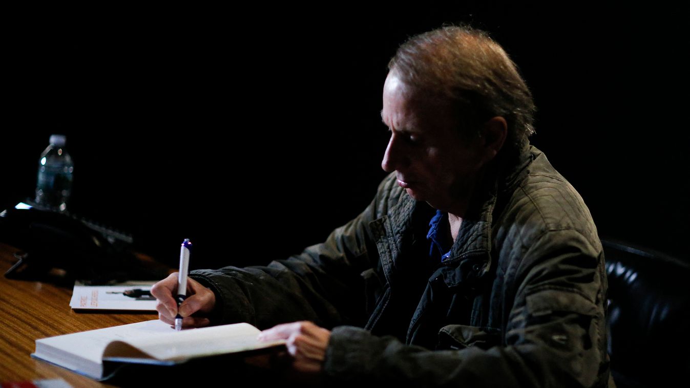 Michel Houellebecq Goncourt-díjas francia író, filmrendező és költő Horizontal HEADSHOT 