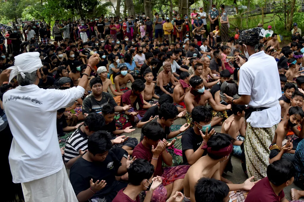 Balinéz tradicionális sárfürdőzés 
 religion culture tradition Horizontal 