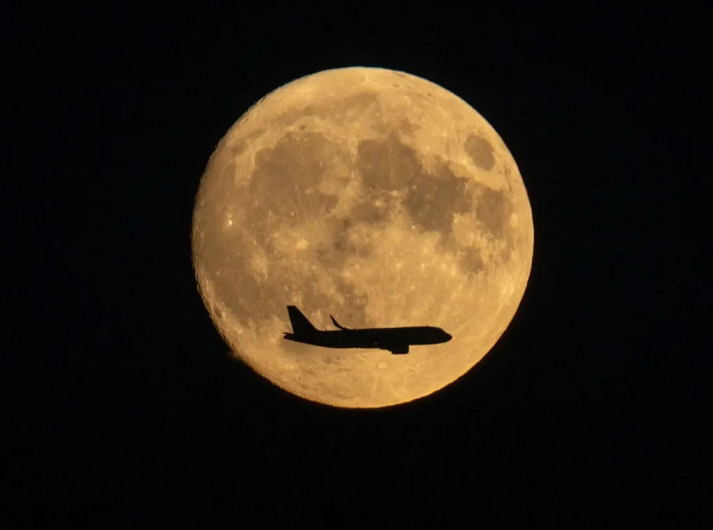 szuperhold, hold,   Moon over Frankfurt Atsronomy Airplane Supermoon Horizontal SCIENCE AND TECHNOLOGY SCIENCE MOON 