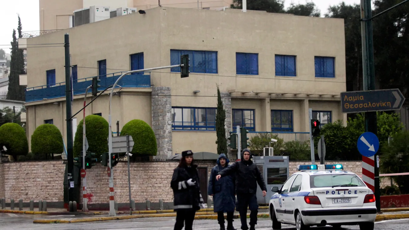 Athén, 2014. december 12.
Rendőrök az izraeli nagykövetség előtt Athénban 2014. december 12-én, miután hajnalban ismeretlenek egy járműből tüzet nyitottak az épületre. A támadásnak nincsenek sérültjei és az anyagi kár sem jelentős. (MTI/EPA/Oresztisz Pana