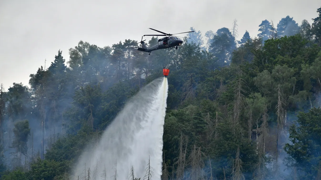 Hrensko, 2022. július 27.
Erdőtüzet oltanak helikopterről a Ceské Svycarsko (Cseh Svájc) Nemzeti Parkban, Hrensko környékén 2022. július 27-én.
MTI/AP/CTK/Ondrej Hajek 