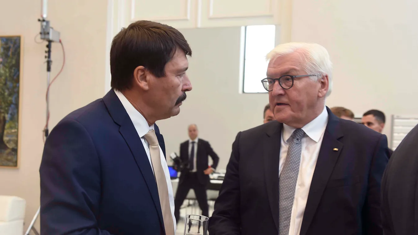 ÁDER János; STEINMEIER, Frank-Walter Athén, 2019. október 11.
Áder János köztársasági elnök (b) és Frank-Walter Steinmeier német elnök beszélget az Arraiolos-csoport tárgyalásán az athéni a Peristyle Central Circular Atriumban 2019. október 11-én. Az Arra