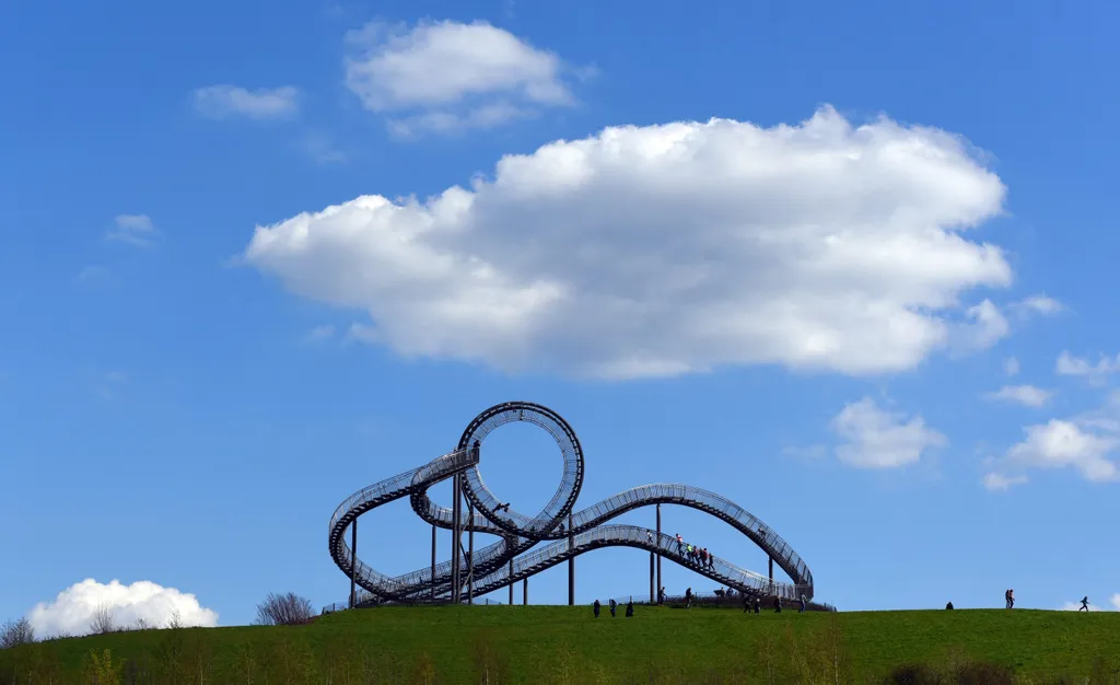 Sculpture "Tiger and Turtle - Magic Mountains" ZproffC ACE gyalogos hullámvasút, lépcsősor Duisburg 