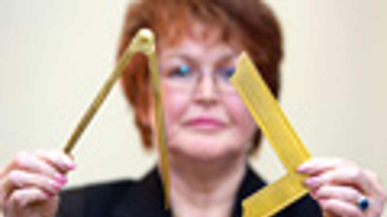 Körző és szögmérő, szabadkőműves szimbólumok, egy német páholy hölgytagja mutogatja őket, Göttingeben